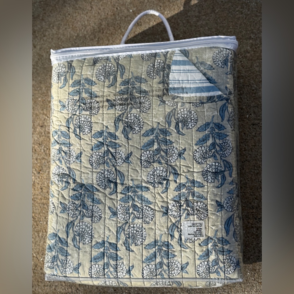 ⚡️  FLASH SALE  ⚡️Frontgate Floral Cotton Quilt - Queen - NWT - Picture 8 of 14